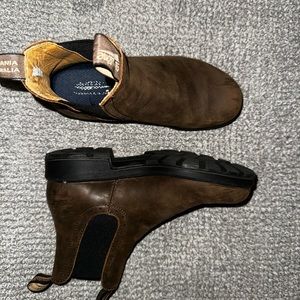 Size 7 Blundstones - like new! Only worn a few times. Can ship with box